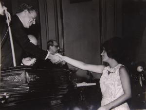 Foto feita durante a cerimônia de formatura de Heloisa Vilhena, após a conclusão do curso preparatório no Instituto Rio Branco. Ela cumprimenta o então presidente da República João Goulart. Ao fundo, também aparece na foto o ex-chanceler San Tiago Dantas, eleito paraninfo da turma de formandos da qual Heloisa fez parte.